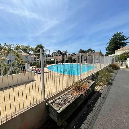 Casa de Férias Maison 4 Pieces, 5 Couchages, Piscine Commune, Proche Plage, Jardinet Privatif, St-jean-de-monts - Fr-1-224c-220